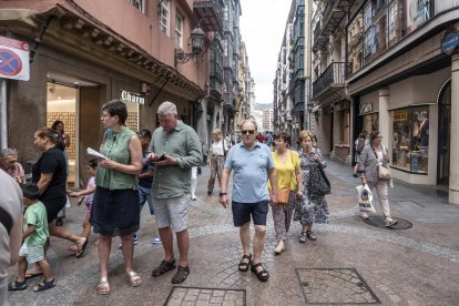 Varios turistas visitan el Casco Viejo, este lunes en Bilbao EFE/Javier Zorrilla