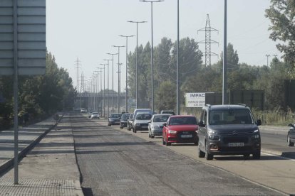 La primera fase del asfaltado comenzó ayer con el fresado de las vías.