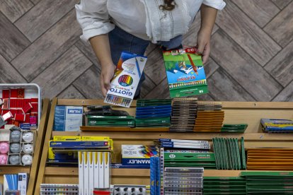 Material escolar a la venta en una librería de Madrid con motivo del inicio del curso escolar 2023-2024. El gasto medio por alumno este año, solo en la vuelta al colegio, ascenderá a unos 500 euros, lo que la convierte en la 