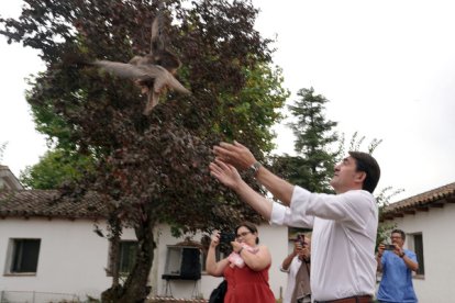 El consejero de Medio Ambiente, Vivienda y Ordenación del Territorio, Juan Carlos Suárez-Quiñones, visita las instalaciones del Centro de Recuperación de Animales Silvestres (CRAS) de Valladolid y participa en la puesta en libertad de un ejemplar de milano negro.