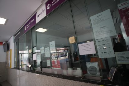 La taquilla de la estación de trenes de Ponferrada.