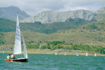 El embalse de Los Barrios de Luna se prepara para una nueva cita.