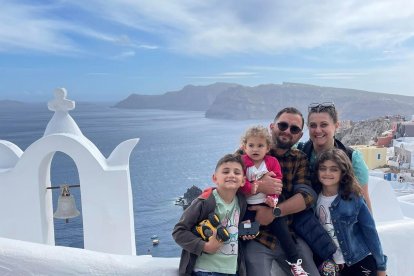 Georgia Diela (dcha, detrás), periodista de 37 años, con su marido y sus hijos en Santorini (Grecia). La pequeña isla griega de Santorini ha dado la vuelta a la crisis demográfica que afronta Grecia y registra ahora tantos nacimientos que sus guarderías y escuelas no dan abasto, en un fenómeno que tiene que ver con las oportunidades laborales del turismo de masas. Diela llegó a Santorini en 2009 para trabajar durante la temporada turística. Allí conoció a su marido, decidió quedarse a vivir en la isla y tuvo tres hijos. EFE/ Cedida por Georgia Diela / ***SOLO USO EDITORIAL/SOLO DISPONIBLE PARA ILUSTRAR LA NOTICIA QUE ACOMPAÑA (CRÉDITO OBLIGATORIO)***