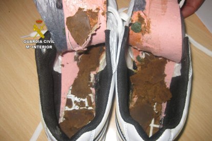 Muestra de hachís oculta en el interior de unas zapatillas de un recluso.