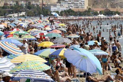 Imagen de archivo de miles de sombrillas en una playa española. EFE / Manuel Lorenzo