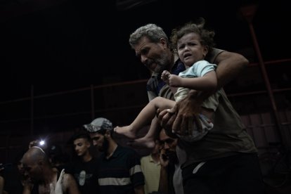 Palestinos heridos en un ataque israelí al este de Khan Younis llegan al Hospital Nasser, en el sur de la Franja de Gaza, la madrugada del 18 de agosto de 2024. 
                       EFE/EPA/HAITHAM IMAD