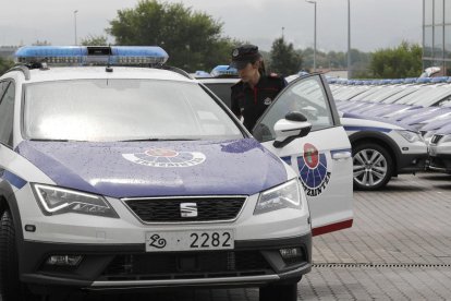 Imagen de archivo de una agente de la ertzaintza entrando en su vehículo policial. EFE/Luis Tejido