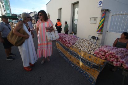 Beatriz Escudero y Ana Beatriz Marcos en la Feria del Ajo de San Miguel de las Dueñas.