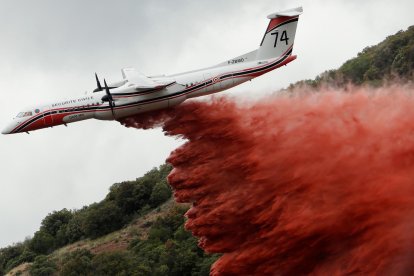 Un hidroavión del cuerpo de bomberos interviene en un incendio en Francia. Archivo EFE/ Guillaume Horcajuelo