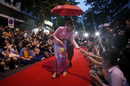 Fotografía de archivo de la activista Jatuporn Sae-ung disfrazada durante las protestas prodemocracia en Tailandia en 2020.
                      EFE/EPA/DIEGO AZUBEL