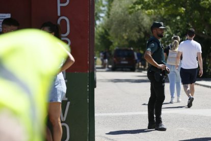 Un agente de la Guardia Civil vigila la entrada al campo de fútbol de Mocejón (Toledo) el día del asesinato del niño de 11 años.