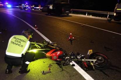 Dos jóvenes de 18 y 19 años fallecieron este lunes por la noche tras colisionar la moto en la que viajaban con un camión de la basura en Redondela (Pontevedra). El accidente se produjo en la carretera nacional 550, en la parroquia de Cesantes, a la altura del kilómetro 140. EFE/ Sxenick