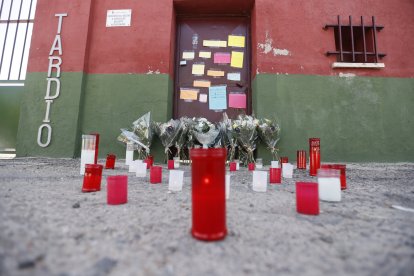 Velas y flores en homenaje ante el polideportivo Ángel Tardío en Mocejón (Taledo), mientras prosiguen las investigaciones para esclarecer el móvil del crimen del pequeño Mateo en el campo de fútbol de la localidad toledana de Mocejón tras la detención de un joven de 20 años que ha confesado el crimen y que podría sufrir algún tipo de trastorno mental.