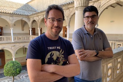 El ingeniero de Telecomunicaciones y doctor en Tecnologías de la Información y la Comunicaciones por la de Universidad de Granada (i), junto al catedrático de Teoría de la Señal y las Comunicaciones de la Universidad de Málaga, Andrés Ortiz, posan en la Universidad Internacional de Andalucía en Baeza (Jaén), este martes durante una entrevista con EFE en la que han analizado cómo ha avanzado la Inteligencia Artificial en los últimos años, aunque “se ha estancado” y nunca llegará a dominar a los humanos “como en Terminator”. EFE/Fermín Cabanillas