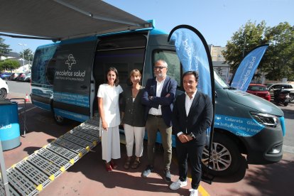 La gerente de Clínica Ponferrada, la consejera comarcal Henar García, el presidente del Consejo y el gerente del Instituto Oftalmológico Recoletas, en la presentación del proyecto.