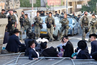 Judíos ultraortodoxos protestan contra la llamada a filas frente a la oficina de reclutamiento en Jerusalén, el 21 de agosto de 2024. 
                      EFE/EPA/ABIR SULTÁN