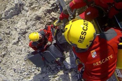 El Grupo de Rescate de Protección Civil presta asistencia a un montañero herido.