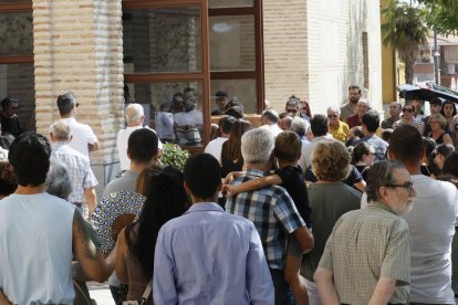 El féretro con los restos mortales del pequeño Mateo, el niño de 11 años que fue asesinado el pasado domingo mientras jugaba al fútbol con unos amigos, llega a la iglesia de la localidad para celebrar el funeral. EFE/ Ismael Herrero