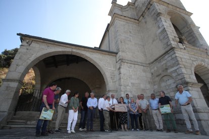 Los alcaldes de la Mancomunidad de Municipios Gallegos del Camino Francés, en Molinaseca.