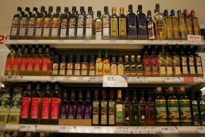 Imagen de archivo de unas estanterías repletas de botellas de aceite de oliva en un supermercado. EFE/Tom Hevezi