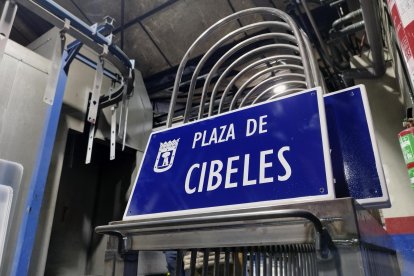 Vista de la fábrica donde se preparan las placas de color azul en las que figuran los nombres de las calles de la ciudad de Madrid.- EFE/Pepi Cardenete