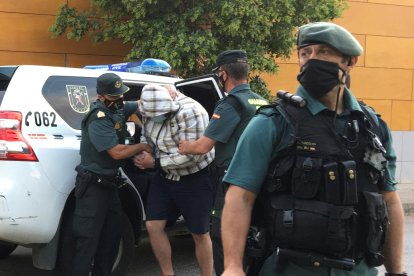 Agentes de la Guardia Civil de Zafra (Badajoz) escoltan al autor confeso de la muerte de Manuela Chavero, en una imagen de archivo. EFE/Gloria Casares