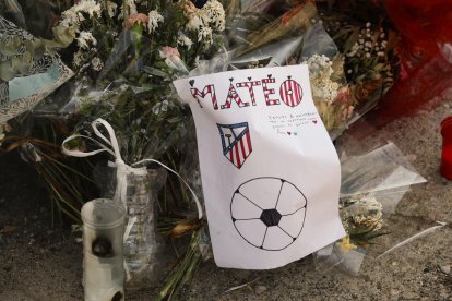 Homenaje a Mateo en las puertas del polideportivo Angel Tadío de Mocejón (Toledo). EFE/ Chema Moya