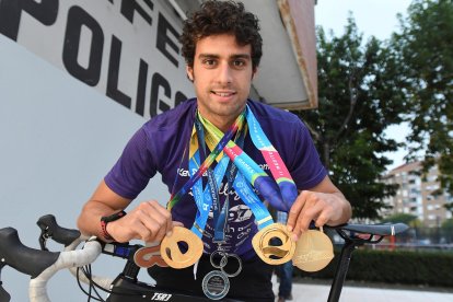 Foto de archivo del triatleta leonés Kevin Tarek Viñuela, que se ha proclamado en Townsville (Australia) campeón del mundo de acuatlón. EFE/J.Casares