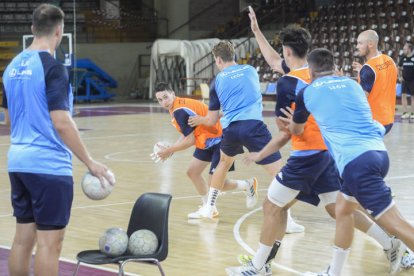 El Ademar jugará este sábado en el Palacio ante el Oviedo Base.