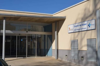 Entrada al centro de salud de Santa María del Páramo.