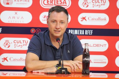 El entrenador de la Cultural, Raúl Llona, en la previa del debut liguero de este sábado.