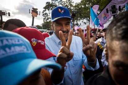 Fotografía del 17 de agosto de 2024 en donde el presidente de Venezuela, Nicolás Maduro, saluda a simpatizantes en una manifestación a favor de su Gobierno, en Caracas (Venezuela). EFE/ Miguel Gutiérrez