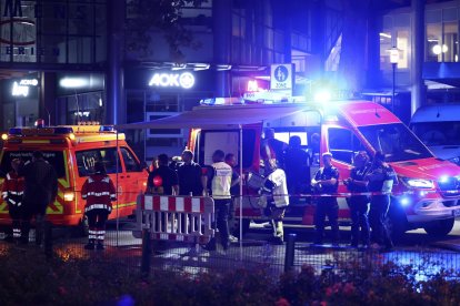 Servicios de emergencia tras un ataque con cuchillo durante el festival de la ciudad en una calle de Solingen, Alemania. EFE/EPA/CHRISTOPHER NEUNDORF