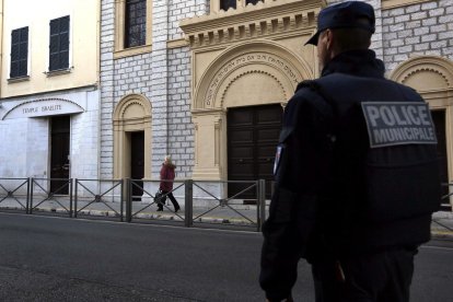 Imagen de archivo de un policía municipal ante una sinagoga en Niza (Francia). EFE/Sebastien Nogier