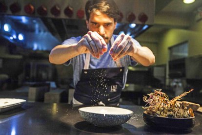 Un cocinero prepara un plato en un restaurante . EFE / Marco Garro