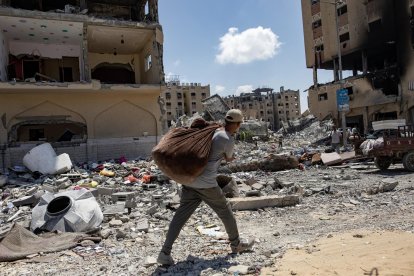 Un palestino camina entre las ruinas en la ciudad de Hamad en Yan Yunis. EFE/HAITHAM IMAD