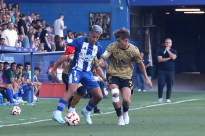 Una acción del partido entre la SD Ponferradina y la Real Sociedad B.