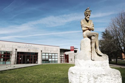 Estatua del pensador en el Campus, con el Edificio de Gestión Académica al fondo.