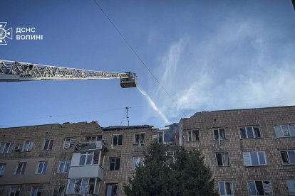 Equipos de rescate trabajan en el lugar donde cayó un proyectil ruso este lunes. Alrededor de las 8:30 de la mañana, un proyectil alcanzó un edificio de apartamentos en una de las avenidas de la ciudad de Lutsk. EFE/ Servicio Estatal De Emergencias De Ucrania Lutsk SOLO USO EDITORIAL/SOLO DISPONIBLE PARA ILUSTRAR LA NOTICIA QUE ACOMPAÑA (CRÉDITO OBLIGATORIO)