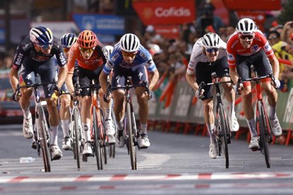 El líder de la clasificación Ben O'Connor (d) general a su llegada a línea de meta en la novena etapa de la Vuelta Ciclista a España, junto a (i-d) Primoz Roglic, Carlos Rodríguez, Mikel Landa y Pavel Sivakov. EFE/ Javier Lizón