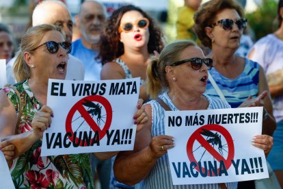 Imagen de archivo de vecinos de Coria del Río (Sevilla) y de otras localidades cercanas durante una concentración el pasado día 19 para pedir a la Junta de Andalucía que aumentara el control sobre las poblaciones de mosquitos que pueden propagar el virus del Nilo. EFE/ Julio Muñoz