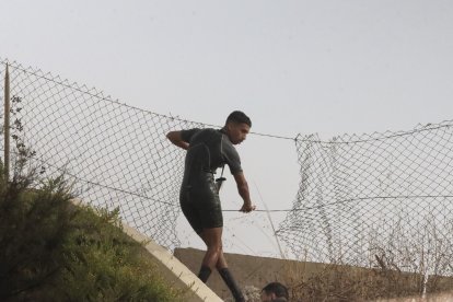 Continúan llegando a nado migrantes marroquíes a las costas de Ceuta aprovechando la densa niebla, este lunes. EFE/ Reduan