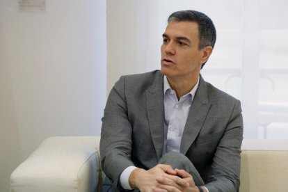 El presidente del Gobierno, Pedro Sánchez, el pasado mes de julio, en un encuentro con la presidenta del Banco Europeo de Inversiones, Nadia Calviño, en el Palacio de la Moncloa, en Madrid. EFE/Zipi