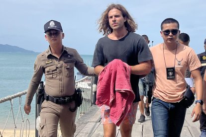 Fotografía de archivo del español Daniel Sancho poco después de ser detenido acusado por el supuesto asesinato de Edwin Arrieta en agosto de 2023 en Tailandia.
                       Daniel Jeronimo Sancho Bronchalo (C) is escorted by Thai police officers as they arrive at a port before going to the court in Koh Samui island, southern Thailand, 07 August 2023. Thai police arrested a 29-year-old Spanish nationality Daniel Jeronimo Sancho Bronchalo accused of killing a Colombian surgeon Edwin Arrieta Arteaga and dismembering his body before dumping some parts in a rubbish dump and other parts including his head in the sea, police said. (España, Tailandia) EFE/EPA/SOMKEAT RUKSAMAN