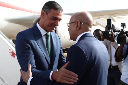 El presidente del Gobierno, Pedro Sánchez, saluda al presidente de la República Islámica de Mauritania, Mohamed Cheikh El Ghazouani, a su llegada este martes al aeropuerto de Nuakchot, en la primera etapa de su gira africana, que incluye también Gambia y Senegal, para reforzar la cooperación migratoria en un momento de especial presión, con un goteo de cayucos procedentes de estos países que llegan a las costas canarias. EFE/Moncloa/Fernando Calvo -SOLO USO EDITORIAL/SOLO DISPONIBLE PARA ILUSTRAR LA NOTICIA QUE ACOMPAÑA (CRÉDITO OBLIGATORIO)-