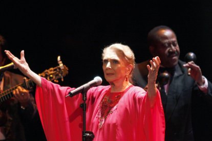 Imagen de archivo de la cantante María Dolores Pradera durante un concierto. EFE/A.Carrasco Ragel