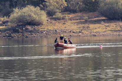 Los servicios de emergencias han reanudado desde primera hora de la mañana de este miércoles la búsqueda del joven desaparecido el martes mientras nadaba en la zona de la Playa Pita en el embalse de la Cuerda del Pozo en Soria. Según ha confirmado la Subdelegación del Gobierno en Soria, a la búsqueda se ha incorporado el Grupo de Especialistas Subacuáticos de Valladolid (GEAS). EFE/Wifredo García