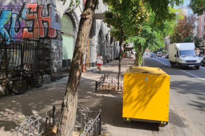 Residentes en la capital ucraniana pasan por delante de generadores en marcha durante un apagón. Ucrania recuperó a finales de julio el suministro ininterrumpido de electricidad tras muchas semanas de largos apagones programados provocados por los ataques masivos rusos contra su sistema enérgico, pero esta semana la luz vuelve a irse durante buena parte del día después de que Rusia lanzara el lunes otro gran bombardeo contra centrales y subestaciones eléctricas. EFE/Marcel Garcón