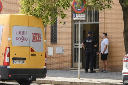 Portal de la vivienda donde una mujer de 58 años ha sido asesinada este miércoles con un arma blanca, en la calle Estrella Betelgeuse, en la barriada sevillana de Pino Montano por el que un hombre de la misma edad ha sido detenido, un crimen que la Policía Nacional investiga como un posible caso de violencia machista. EFE/ Raúl Caro.