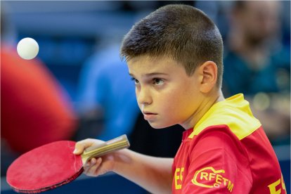 El joven leonés Martín Magallanes, durante uno de sus partidos de tenis de mesa.